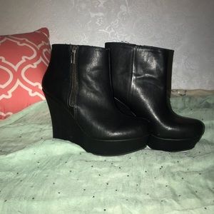 Mossimo wedge booties w/zipper . Black size 5 1/2